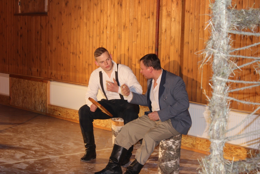 Skats no Ozolkalna amatierteāra jaunās izrādes - R.Blaumaņa lugas “Zagļi”. Iestudējuma pirmizrāde bija Ozolkalna kultūras un sporta centrā “Zīļuks”.
Autors: no amatierteātra arhīva