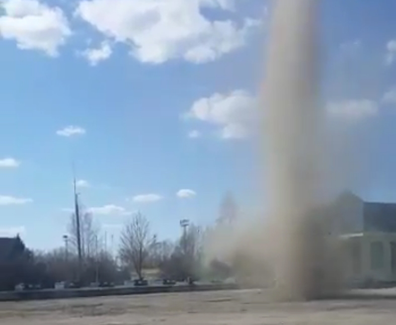 Gulbenē iepretim vecajiem kapiem otrdien fiksēts virpuļstabs, kas bija lielāks par vidējo. 	
Autors: Kārlis Eindorfs