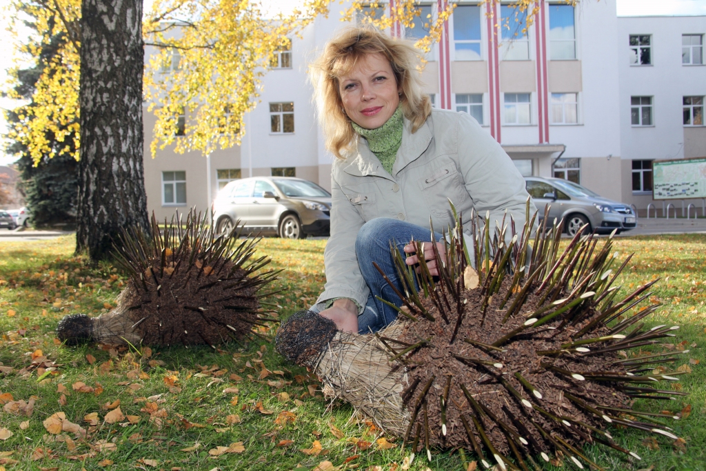 Inese Baumane no dabas materiāliem darina kaķus, zaķus, ežus, ziedu kausus un dzērves. 
Autors: Gatis Bogdanovs