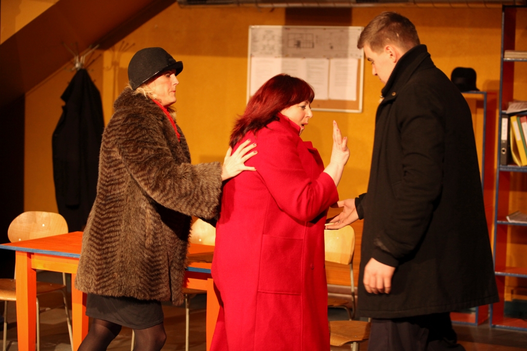 Skats no izrādes “Viesnīcas noslēpums” . Tajā darbojas aktieri (no kreisās) Inga Anča, Jolanta Šķirpāne un Aigars Emanuels Magone. 
Autors: Gatis Bogdanovs