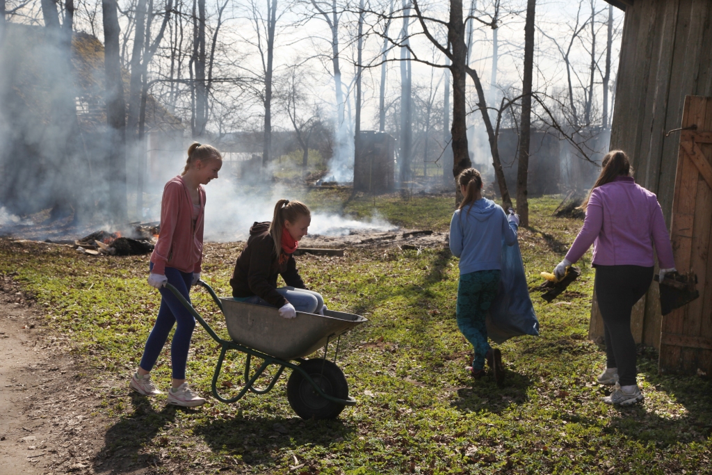 Pagājušajā gadā Lielajā talkā tika uzsākti sakopšanas darbi Stāķu parka teritorijā, šogad iedzīvotāji tiek aicināti nākt atkal palīgā, lai kopīgiem spēkiem iekoptu šo vietu. 
Autors: no “Dzirksteles” arhīva