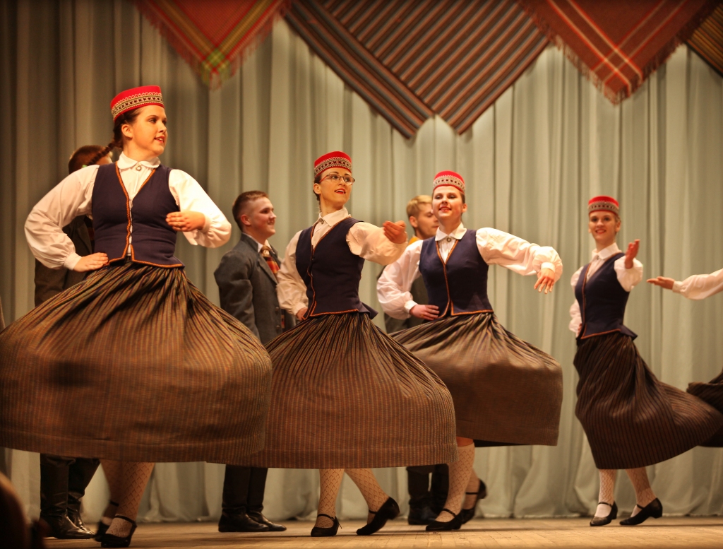 Žūrija ar augstāko pakāpi novērtēja arī Stāmerienas jauniešu deju kopu “Poga”, kuram dejas soli apgūt palīdz Zaiga Mangusa.
Autors: Gatis Bogdanovs