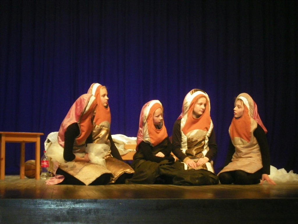 Skats no Druvienas pamatskolas teātra pulciņa izrādes “Pieci mazi cilvēciņi”.
Autors: no pulciņa arhīva 