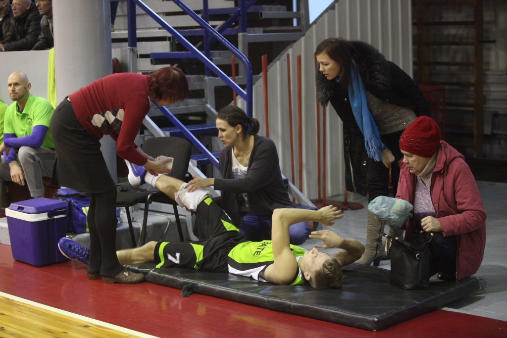 “Sezonas gaitā arī nepaveicās, daži spēlētāji guva traumas, tādēļ arī rezultāts bija tāds, kāds bija,” saka “Buku” galvenais treneris Artūrs Brūniņš. 	
Autors: No “Dzirksteles” arhīva