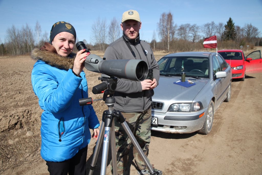 Elvijs Kantāns putnu uzskaitēs dodas arī kopā ar brīvprātīgo Tatjanu Viskušenko no Baltkrievijas, kas jau kopš pagājušā gada rudens darbojas Ziemeļvidzemes Putnu pētniecības biedrībā. 	
Autors: Gatis Bogdanovs