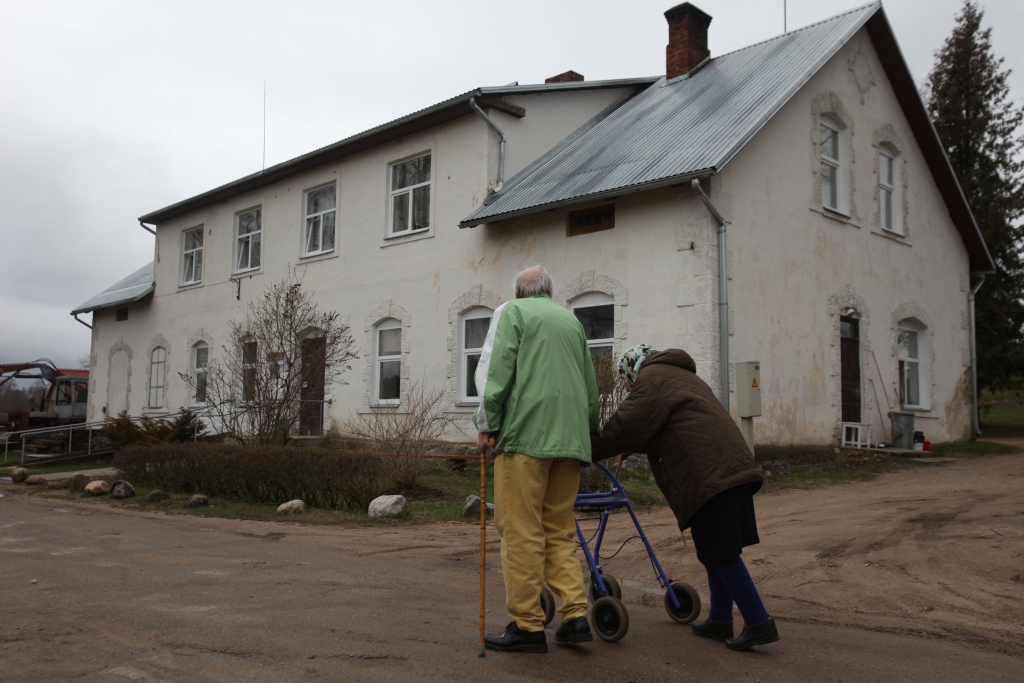 Pēc administratīvi teritoriālās reformas Gulbenes novadā par “transformeriem” kļūst daudzas iestādes. Vēl paies laiks un arī par Tirzas bijušo slimnīcu mēs pārsteigti teiksim: “Ak, kā jau atkal tu esi pārvērtusies!” Galvenais, lai šī ēka arvien un joprojām būtu izmantota un vajadzīga! 	
Autors: Gatis Bogdanovs