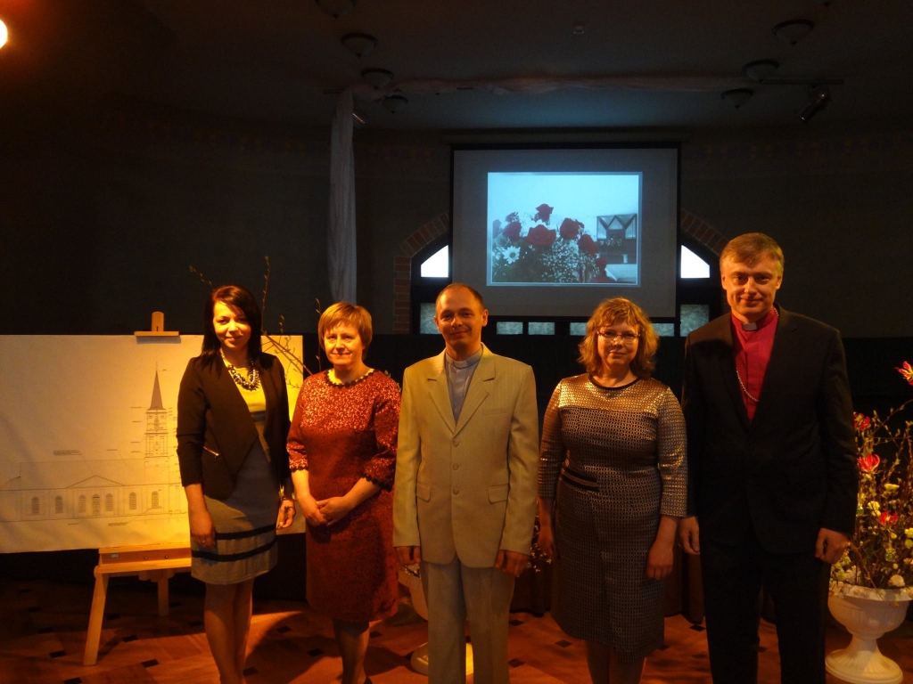 Draudzes valdes locekle Līga Žīgure, draudzes priekšniece Evija Samsone, mācītājs Ilgvars Matīss, biedrības “Krustalīces mantojums” vadītāja Inese Baumane un bīskaps Einārs Alpe cer, ka reiz izdosies atjaunot baznīcas torni. 	
Autors: “facebook.com”