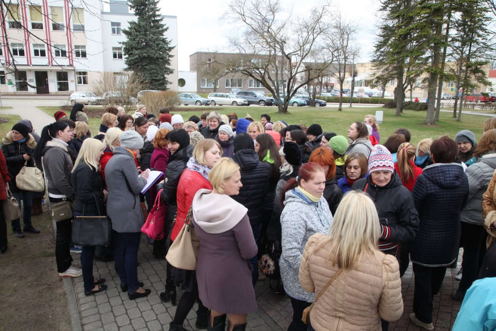 Vakar apmēram 100 SIA “Nienhaus & Lotz Lettland” šuvēju sapulcējās pilsētas centrālajā skvērā iepretim Gulbenes novada domes administratīvajai ēkai. Tautas valodā runājot, viņas šo sapulci dēvēja par piketu, taču faktiski tā bija tikai satikšanās, lai savstarpēji vienotos par kolektīvās vēstules tekstu. SIA “Nienhaus & Lotz Lettland” šuvējas nolēmušas visas parakstīt vēstuli/sūdzību, kuru iesniegs darba devējam. Ja arī pēc tam aizturētā alga netiks izmaksāta, nākšoties vērsties ar prasību tiesā. “Lai mēs nepaliekam muļķu lomā,” “Dzirkstelei” kopīgos centienus komentē viena no strādniecēm. Kolektīvs ir neziņā. 7.aprīlī bija kārtējā algas diena, taču nauda darbiniekiem nav izmaksāta vēl šodien.  
Autors: Gatis Bogdanovs