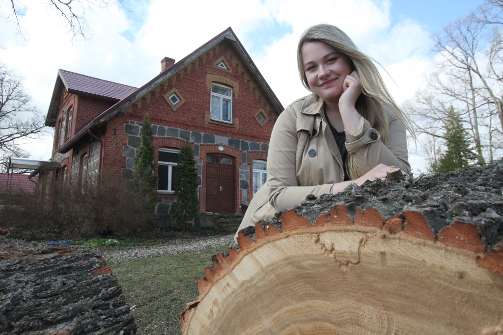 Una Gruņiere lepojas, ka ir druvēniete, jo šīs puses cilvēki vienmēr ir izcēlušies ar darba tikumu. Arī Una ir gatava nemitīgi izmēģināt kaut ko jaunu, papildināt zināšanas, lai ietērptu cilvēkus greznos tērpos. Pagaidām viņa ir tikai sava darba ceļa sākumā. 	
Autors: Gatis Bogdanovs