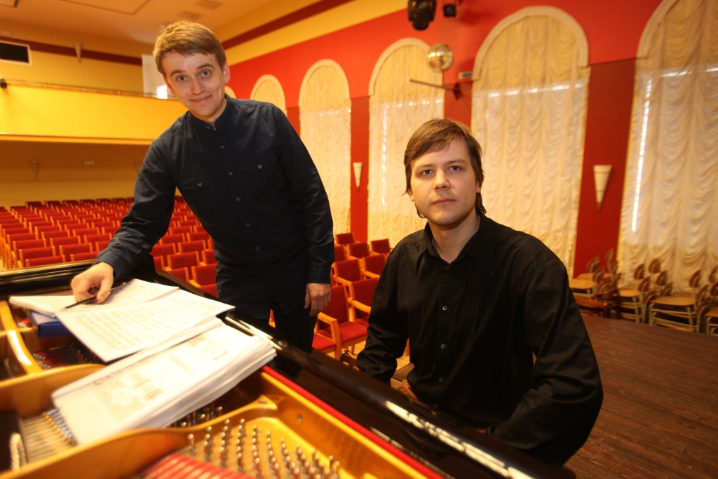 Rihards Plešanovs (no labās) ceturtdienas vakarā Gulbenes kultūras centrā muzicēja kopā ar Latvijas Mūzikas akadēmijas simfonisko orķestri. Attēlā Rihards kopā ar diriģentu Artūru Gaili.
Autors: Gatis Bogdanovs