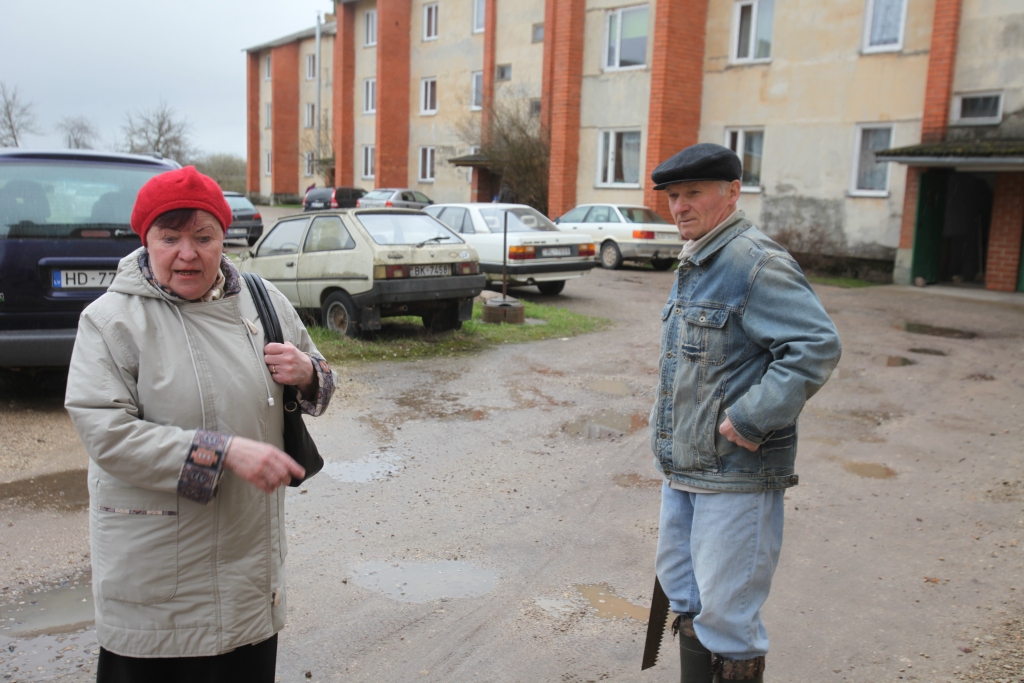 “Man nav ūdens skaitītāja dzīvoklī. Nupat saņēmu jauno rēķinu, kurā norādīti pieci kubikmetri. Kur tie pēkšņi radās? Mēs tik daudz iztērēt nemaz nevaram! Pagastā man teica, ka katrai mājai uzliks kopējo skaitītāju un tad dalīs visiem uz galviņām. Es paskatīšos, kāds būs rēķins. Ja nāksies maksāt vairāk, tad likšu skaitītājus arī dzīvoklī,” saka lizumniete Zaiga Samsone. Līdzīgi prāto arī Mihails Keness. 
Autors: Gatis Bogdanovs  