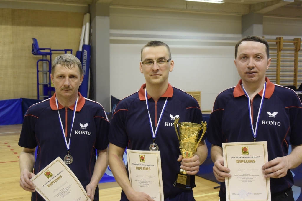 “Konto Gulbene” galda tenisa komanda apbalvošanā Liepājā: Aigars Žvīgurs (no kreisās), Andris Neilands un Aivars Dulbergs. 
Autors: no personiskā arhīva