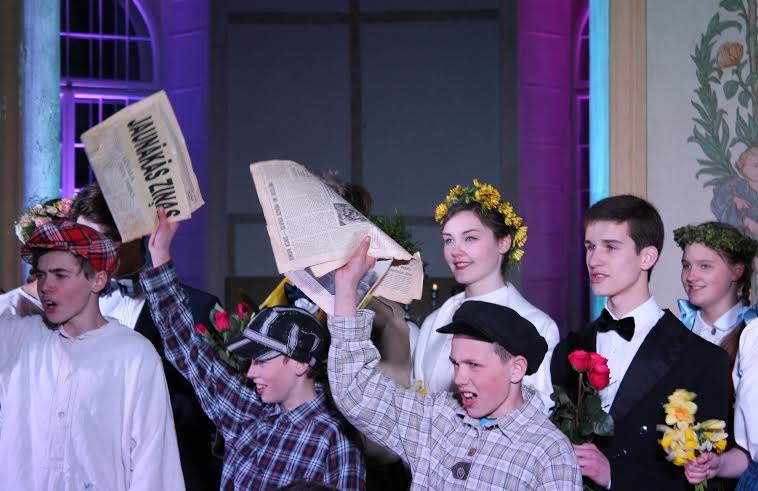 Tirzas kultūras nama amatierteātris “Mūžam Tavs” un jauniešu studija “Miljons” ar Aldas Albertes dramatizējumu pēc M. Vētras grāmatas “Mans baltais nams” un “Rīga toreiz …” motīviem “Ak, Maris, ilgu nemiers nenorimst!”