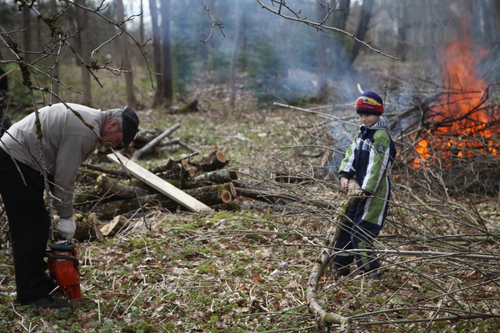 Stāķu parka sakopšanas talka sākās pulksten 11.00, taču čaklākie talcinieki uzsāka talkošanu jau krietni pirms talkas sākuma, turklāt talkot bija sanākuši dažādu paaudžu vietējie iedzīvotāji. 	
Autors: Evita Brokāne