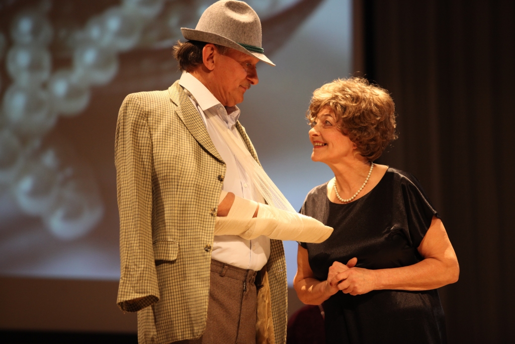 “Man ir veseli trīs bērni. Visas meitas,” Ardana kundzei (Sarmīte Locāne) saka blēdis Ramons (Vitālijs Platais), kurš Litenes amatierteātra iestudētajā Leldes Stumbres lugā “Burvīgie blēži” prasmīgi izkrāpj retu rotaslietu.
Autors: Gatis Bogdanovs