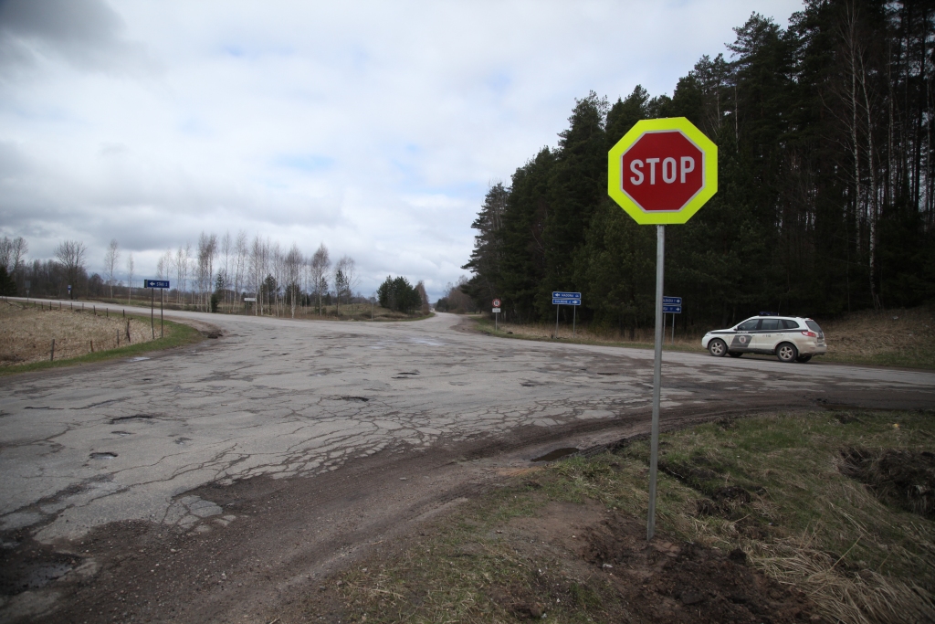 Autoceļu Madona-Gulbene un Tirza-Stāķi krustojumā ceļa zīme “Neapstājoties tālāk braukt aizliegts” arī no Stāķu puses tika uzlikta, lai pastiprināti pievērstu autovadītāju uzmanību šajā krustojumā.	
Autors: Gatis Bogdanovs