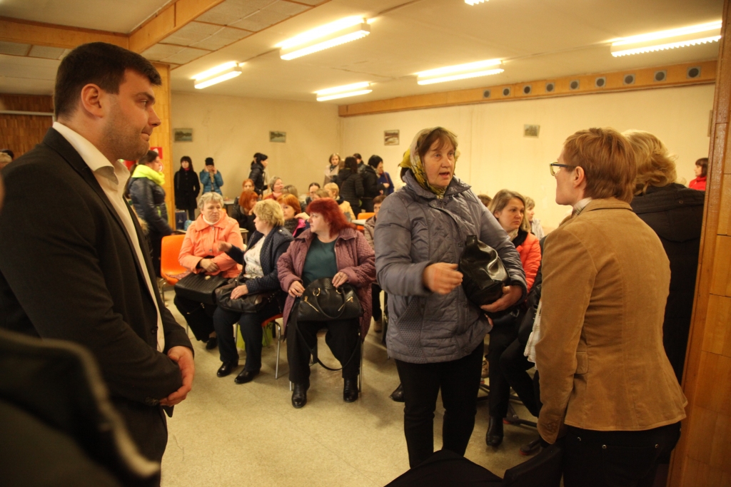 22 no apmēram 170 uzņēmuma strādniecēm jau ir reģistrējušās kā bezdarbnieces, vēl citas gatavojas meklēt darbu ārzemēs. Tās, kuras vēlas atgūt nesamaksāto darba algu, cer uz Gulbenes novada domes jurista Sanda Sīmaņa (no kreisās) palīdzību. 
Autors: Gatis Bogdanovs