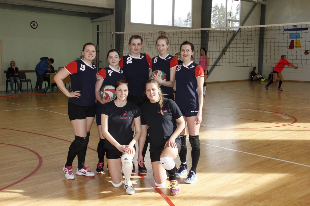 Lizuma volejbolistes šīgada Naukšēnu kausā, kur iegūta 3.vieta. Pirmajā rindās no kreisās: Mairita Buklagina, Elīna Aģe, otrajā rindā no kreisās: Agnese Melne, Alise Aigare, Diāna Melle, Anete Jukse un Evija Morozova.
Autors: no Naukšēnu novada pašvaldības arhīva