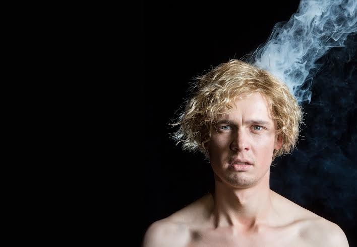 Izrādes titullomā - aktieris Mārtiņš Meiers.
Autors: Matīss Markovskis.