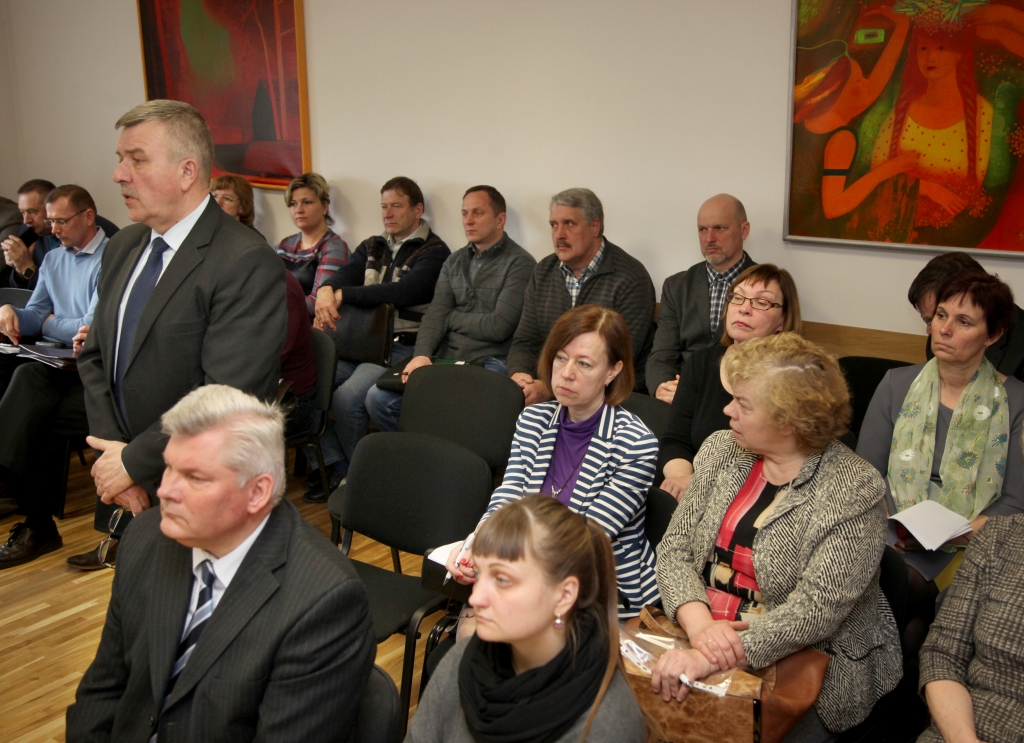 Grūts lēmums, taču – bez publiskām diskusijām. Novada domes finanšu komitejas sēdē kā klausītājas piedalījās vairākas pagastu bāriņtiesu pārstāves. Viņām bija svarīgi dzirdēt, ko saka deputāti.
Autors: Gatis Bogdanovs