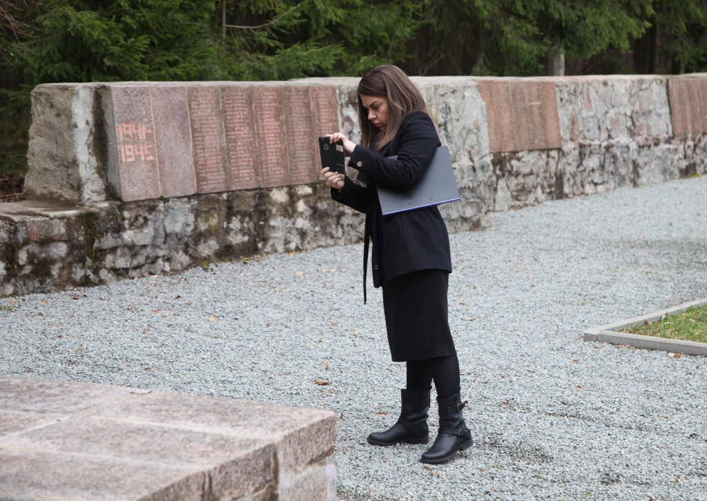 Brāļu kapu stāvokli Gulbenē un Jaungulbenē Krievijas vēstniecība fiksē katru pavasari. Nepieciešamības gadījumā tiek atvēlēts finansējums remontdarbiem. Šoreiz kapus apsekot bija ieradusies diplomāte Tatjana Ostaškova. 
Autors: Gatis Bogdanovs 