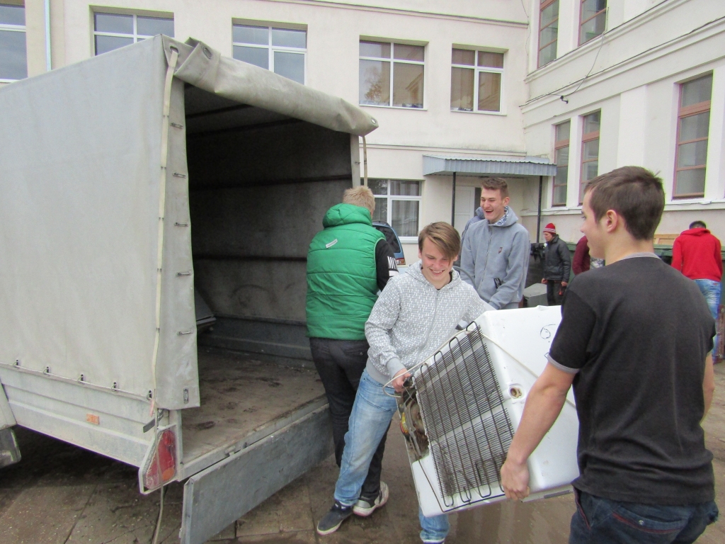 Labs darbs Gulbenes, gulbeniešu un mātes dabas labā! Gulbenes 2.vidusskolas audzēkņi ar prieku palīdz sakrāmēt nolietotās elektropreces nogādāšanai pie savācēja. 	
Autors: no personiskā arhīva 