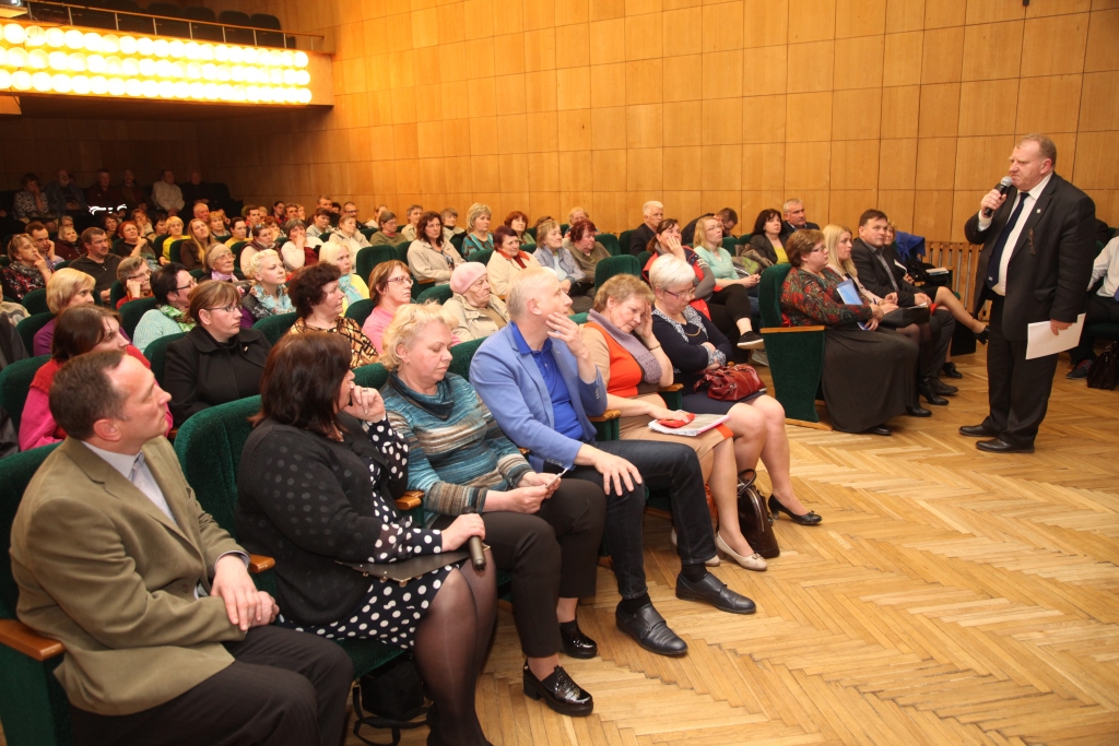 Uz Lizumu tikties ar iedzīvotājiem izsauktie Gulbenes novada domes deputāti un pašvaldības darbinieki  27.aprīļa vakarā kultūras namā varēja justies kā „uz paklāja”. Taču nevis kā „zvaigznes” uz „sarkanā paklāja”, bet kā līdzvērtīgi sacensību dalībnieki uz cīņas paklāja. Jau sākumā bija skaidrs – pasākums nebūs ķeksīša pēc. Dome jau pirms tikšanās bija saņēmusi no Lizuma iedzīvotājiem divas vēstules ar jautājumiem, vienu no tām – iepriekšējā dienā. Tikšanās laikā iedzīvotāji gaidīja atbildes un jautāja vēl. Domnieki bija spiesti godīgi atzīties, ka uz pilnīgi visu jautāto uzreiz atbildēt nevarēs, jo nav paspējuši sagatavoties. Lizumnieši bija pamatīgi sagatavojušies un pierādīja, ka ir spējīgi uz kvalitatīvu diskusiju, kuru var uzskatīt par sava veida tautas forumu. 	
Autors: Gatis Bogdanovs