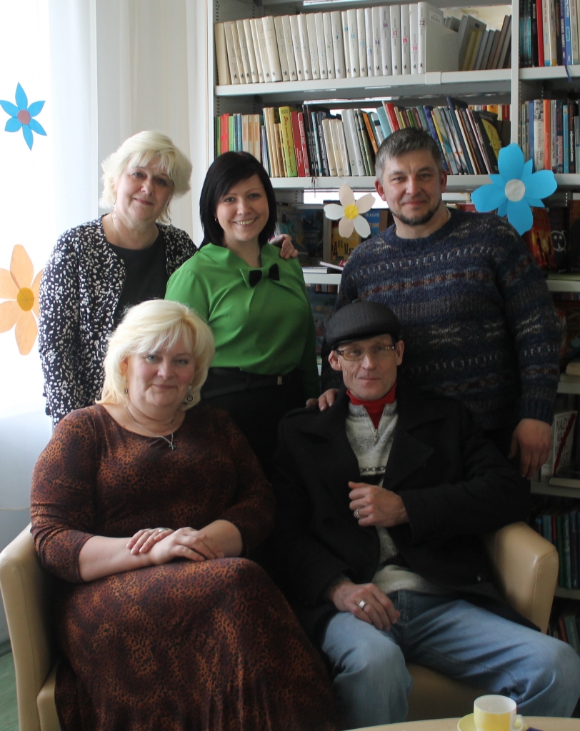 Par viņiem – Ivetu Krūmiņu (aizmugurē no kreisās), Ramonu Ruņģi, Aivaru Osi, Ivaru Strautiņu (priekšplānā no labās) un Daigu Kalinku var teikt, ka viņi prot notvert dzejas garaini.  
Autors: no bibliotēkas arhīva