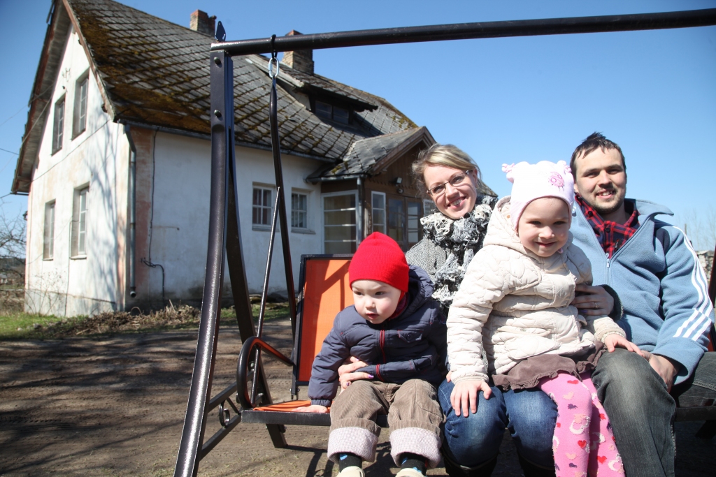 Birznieku ģimene – mamma Ivanda, tētis Arturs un bērni Beatrise un Alberts – savu mājvietu ir atraduši tepat Ozolkalnā. Pēc dažādiem dzīvesvietas meklējumiem uz dzīvi Ozolkalnā viņi pārcēlušies pirms pāris mēnešiem, taču šobrīd ar pārliecību saka – šī varētu būt viņu īstā mājvieta, kur viņiem gribas palikt un veidot savu ģimenes ligzdiņu. Lai arī jaunajai ģimenei, protams, gribētos saņemt lielāku atbalstu no valsts, viņi tomēr nesūdzas un saka: “Mums patīk šī zeme, šī vieta, un mēs dzīvojam sev un saviem bērniem.” Arturs atklāj, ka arī viņiem ir bijuši dažādi piedāvājumi doties prom no Latvijas. “Protams, mēs pieņemam kādu izaicinājumu, izbraucam kādu ārvalsti darba darīšanās, kaut ko tur īstenojam, bet pārcelties uz dzīvi ārzemēs negribam,” saka Arturs. “Lai cik labi tu zinātu valodu un cik ilgi tu būtu nodzīvojis svešajā valstī, tu tik un tā vienmēr būsi svešinieks,” vērtē Ivanda. Viņi ir izvēlējušies dzīvot savā dzimtajā pilsētā, kur līdzās ir savējie – ģimenes, draugi un paziņas.
Autors: Gatis Bogdanovs