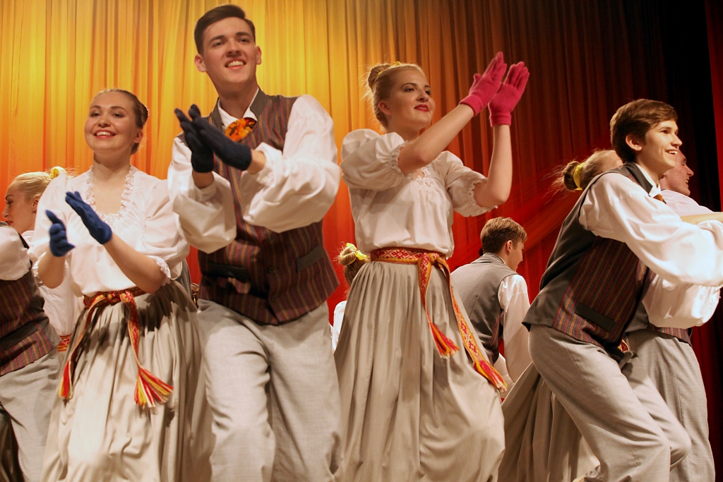  Jubilejas koncertā “Rūsiņa” dejotāji 10. līdz 12.klašu vecuma grupā izpildīja deju “Cimdu polka”. 	
Autors: Gatis Bogdanovs