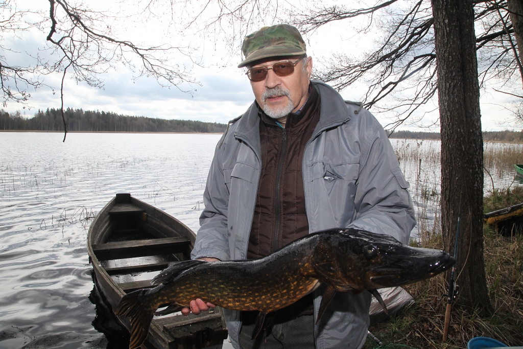 “Tik lielu līdaku vēl nebiju noķēris. Tas ir mans rekords!” saka Jānis Svikša.	
Autors: Gatis Bogdanovs