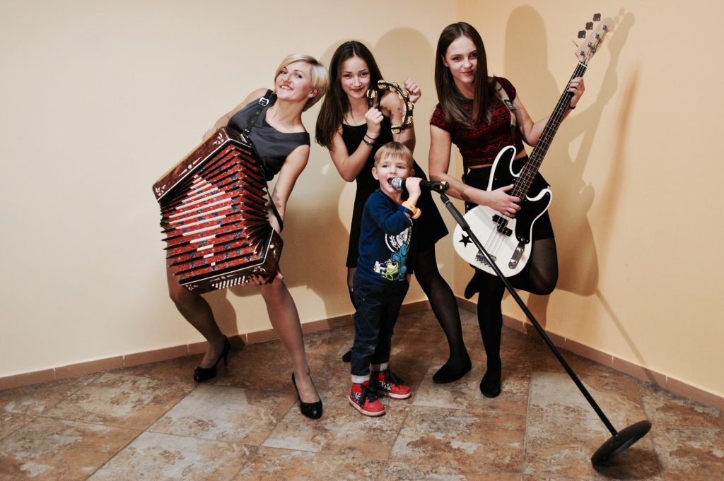 Tā ģimenes būšana kā tāds orķestris... var jau spēlēt instrumentu viens, skan skaisti, bet kopā varenāk un var laist daudzbalsīgi! Dažreiz, protams, instrumenti izskaņojas un skanējums tāds greizāks. Bet tad varam apstāties, uzskaņot  - parunāt, atrisināt un spēlēt tālāk! Lai skan!  
Autors: no personiskā albuma