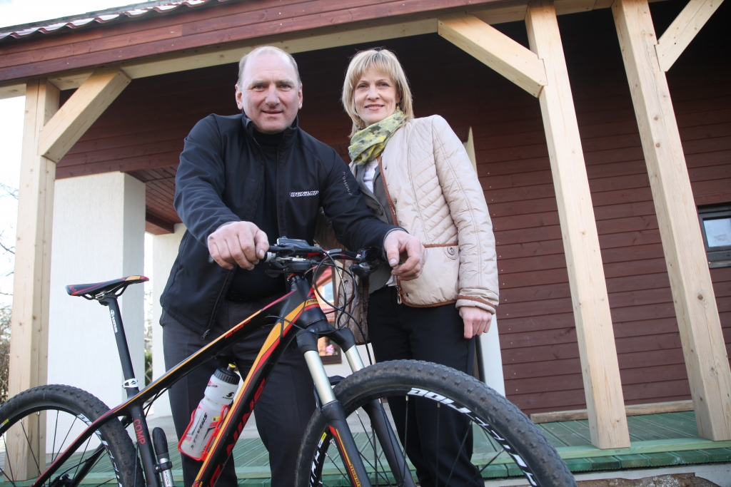 Atpakaļ jaunībā! Imants un Aelita Kublačovi, nosvinot Sudraba kāzas, pametuši Rīgu un atgriezušies savā mīlestības pilsētā Gulbenē uz palikšanu. Tā bija pašu izvēle un liktenīga sakritība vienlaikus. 
Autors: Gatis Bogdanovs