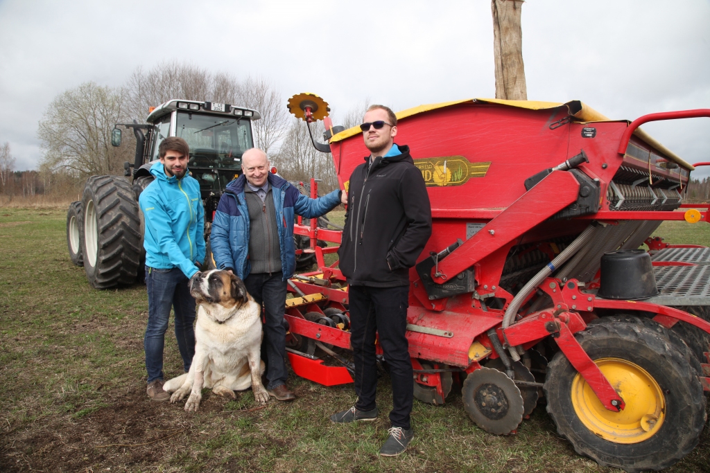 Rankas pagasta zemnieku saimniecības “Ķelmēni” īpašniekam Jurim Paulovičam (vidū) vienmēr ir ko lietišķi apspriest ar dēlu Mārtiņu (no labās), kurš savā pārziņā ņēmis lopkopības nozari un znotu Raiti Mūrnieku, kuram arī nav svešs neviens lauku darbs. Zemes kopējus cītīgi sargā suņu meitene Fiona. 
Foto: 
Autors: Gatis Bogdanovs