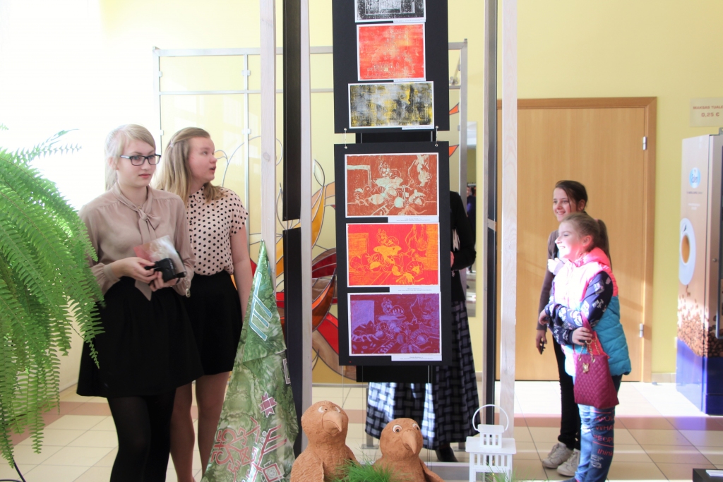 Gulbenes kultūras centra vestibilā iekārtotā Gulbenes mākslas skolas audzēkņu darbu izstāde ar dažādās tehnikās izstrādātajiem darbiem apmeklētājus ieveda romantisma gaisotnē. 
Autors: Gundega Šķēla 