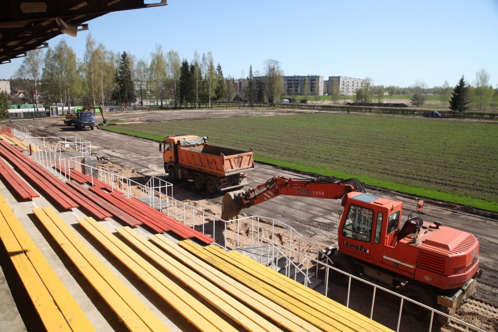 No Iepirkumu uzraudzības biroja informācijas izriet, ka Gulbenes stadiona rekonstrukcijas veikšanā iepirkuma uzvarētājam nav paredzēti apakšuzņēmuma līgumi ar trešajām personām. Tas nozīmē, ka stadiona pārbūves darbos neredzēsim Gulbenes firmu darbiniekus. 	
Autors: Gatis Bogdanovs