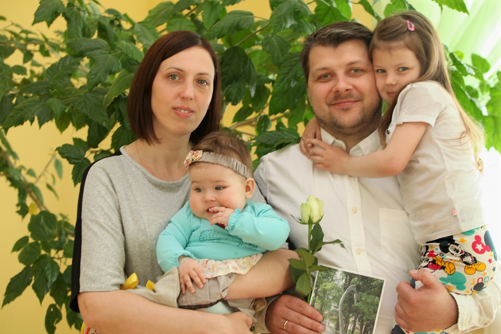 34 pagājušajā gadā dzimušie Gulbenes mazuļi sestdien, 7.maijā, bija aicināti uz balli pilsētas kultūras centrā. Tas bija jau 3. Mazo gulbīšu salidojums - pasākums, kurā tiek godināti jaunie Gulbenes pilsoņi. Aug trešā māsiņa Sprinču ģimenē! Septiņus mēnešus veco Asnati uz viņas pirmo balli atveda tētis Jānis, māmiņa Kristīne un piecus gadus vecā māsiņa Agate. Vecākā māsa – 11 gadus vecā Rēzija – ierasties nevarēja, jo tajā laikā Gulbenes mūzikas skolas orķestra sastāvā muzicēja citā pasākumā.	
Autors: Gatis Bogdanovs