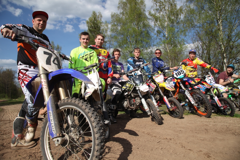 Pagājušajā sestdienā trasē Litenē tika aizvadīts treniņš. Tajā piedalījās gan motokluba “Litene” biedri, gan arī motosportisti, kas ir izteikuši vēlmi piebiedroties klubam. Attēlā no kreisās: Gints Markovs, Ralfs Skopāns, Gvido Devjatņikovs, Artūrs Vanags, Renārs Paiders, Laura Vanaga, Roberts Platais, Edgars Mohovikovs. 	
Autors: Gatis Bogdanovs