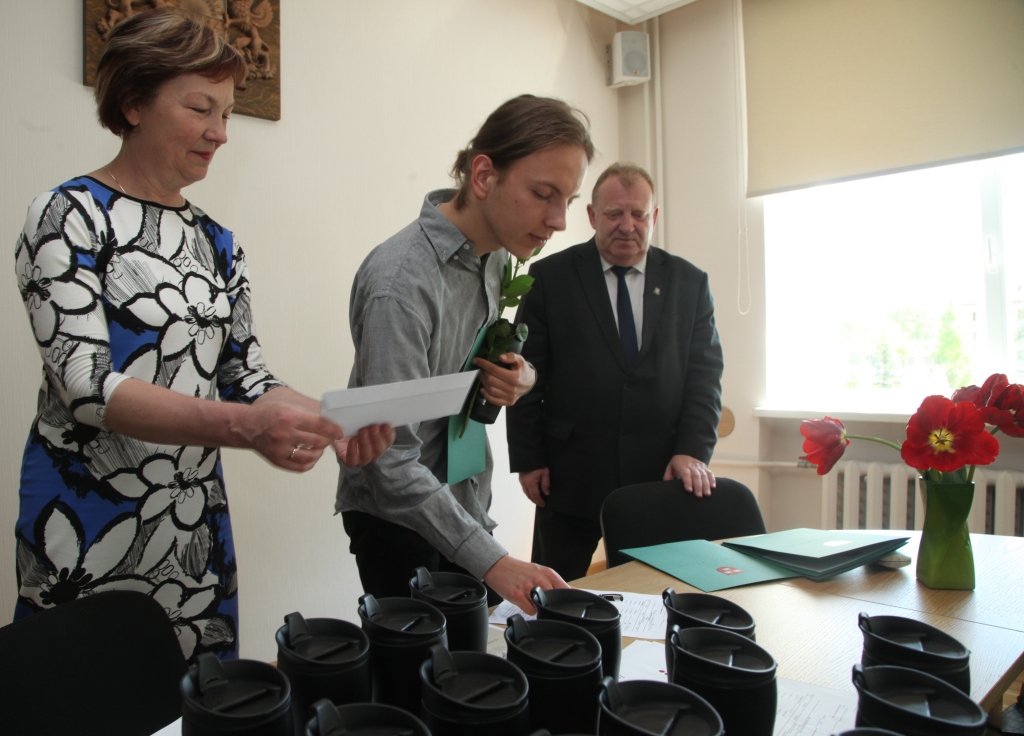 Par sasniegumiem vakar tika sveikti 23 novada skolu skolēni, kā arī viņu skolotāji. Izcilnieki no pašvaldības saņēma naudas balvas, novada domes Pateicības rakstus, diplomus, grāmatas, termokrūzes un pildspalvas. Labākie saņēma gandrīz 300 eiro lielu naudas balvu.  Ar zelta medaļu valstī latviešu valodas un literatūras olimpiādē var lepoties Gulbenes novada valsts ģimnāzijas 12.klases audzēknis Mārtiņš Ručevskis, viņam 1.vieta arī novada vācu valodas un angļu valodas olimpiādēs, kā arī 3.vieta Vidzemes reģiona angļu valodas olimpiādē. “Patīk un padodas valodas,” atzīst pats Mārtiņš.         						
Autors:  Gatis Bogdanovs