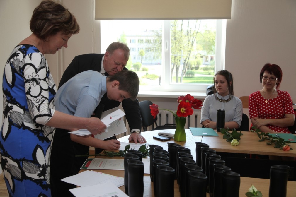 Vidzemes reģiona ģeogrāfijas olimpiādē 1.vietu ir ieguvis Gulbenes novada valsts ģimnāzijas 8.klases audzēknis Kārlis Bošs, viņam - 1.vieta arī novada ģeogrāfijas olimpiādē, kā arī atzinība Vidzemes reģiona vācu valodas olimpiādē.
Autors: Gatis Bogdanovs