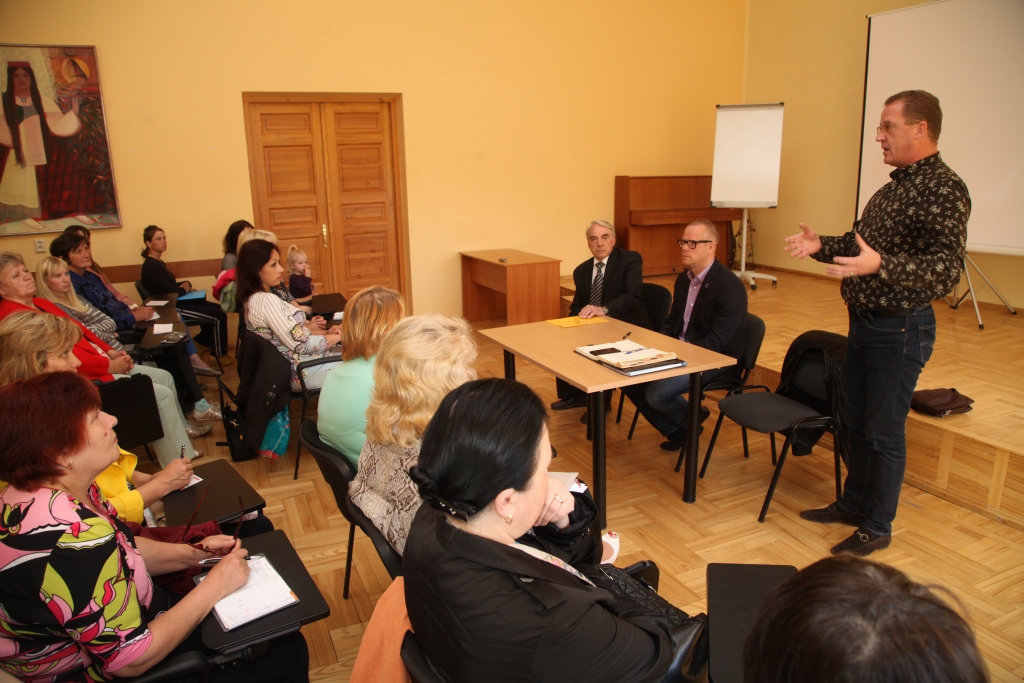 Sola labas darba iespējas. Gulbenes šuvējas ir ieinteresētas. Specializēto apģērbu šūšanas uzņēmuma SIA “SRC Brasa” izpilddirektors Oļegs Krauja (no kreisās) un uzņēmuma valdes loceklis Kristiāns Brēdermanis Gulbenē radīja labu iespaidu. 
Autors: Gatis Bogdanovs