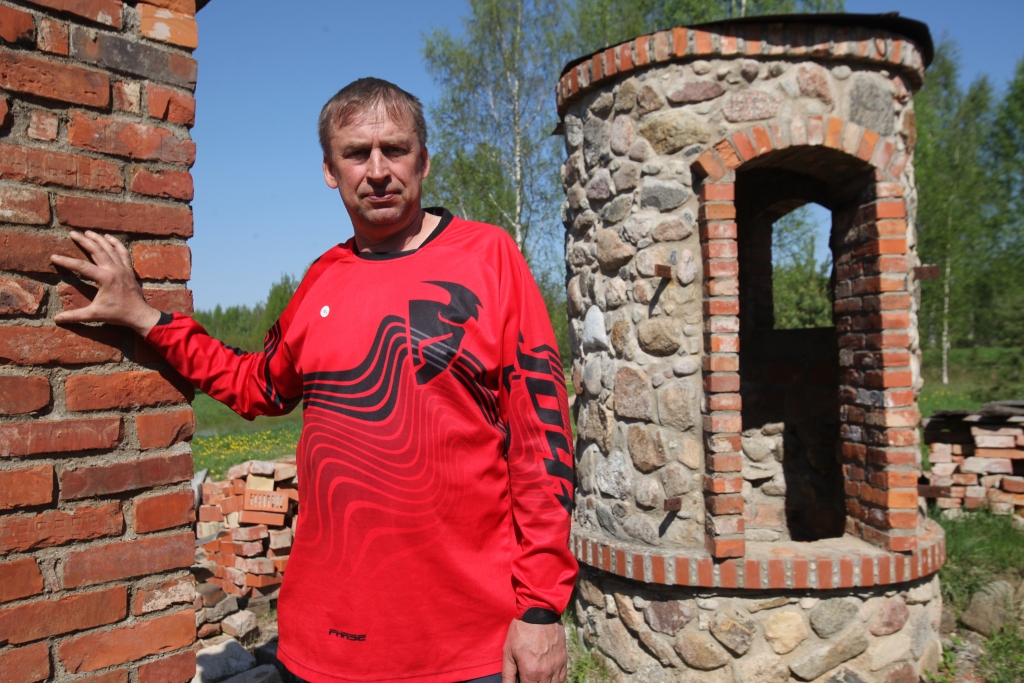 Gundars atzīst, ka, strādājot tūrisma un atpūtas nozarē, ir jābūt lielam sava darba patriotam un entuziastam. “Visu, ko es daru, daru savam priekam un arī citu priekam. Mans brālis Ralfs smejas, ka motorparks “Dimanti” ir mana smilšu kaste, bet man ir liels prieks, ka arī citiem cilvēkiem patīk paspēlēties manā smilšu kastē. Man par to ir gandarījums!” 	
Autors: Gatis Bogdanovs