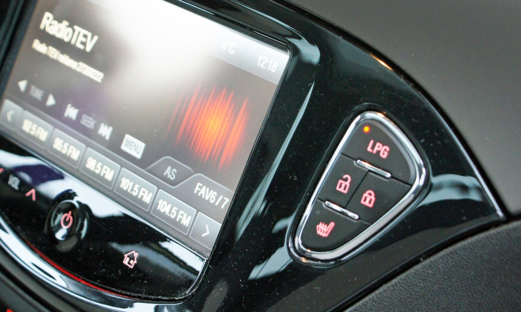 Rūpnīcās ar paralēli ierīkoto gāzes barošanas sistēmu aprīkotajiem auto degvielas veidu pārslēgšanas poga interjerā būs integrēta gaumīgi un gāzes uzpildes kakls būs paslēpts zem tradicionālā degvielas tvertnes vāciņa. 	
Autors: Ainārs Zariņš