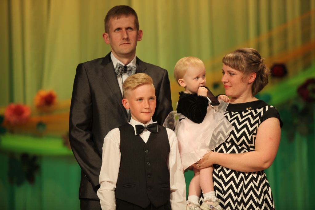 Sandra un Mārtiņš Uzuliņi no Stradu pagasta Šķieneriem audzina bērnus Robertu un Elizabeti. Visi kopā aktīvi iesaistās pagasta aktivitātēs. Strados lepojas ar šo ģimeni! Šī bija viena no pavisam 13 ģimenēm novadā, kas tika īpaši godinātas. Sestdien Gulbenes kultūras centrā notika tradicionālais Ģimenes dienas pasākums. Tāds norit jau sesto gadu pēc kārtas. Šoreiz sumināmās ģimenes bija izraudzītas pēc atslēgvārdiem “jaunas ģimenes”, “atraktīvas ģimenes”, “radošas ģimenes”. Katrai no tām dāvanā tika pasniegta stikla vāze ar Ģimenes dienas logo, kā arī “Skrīveru saldumi” un Vītola izdevniecības sarūpēta grāmata. 	
Autors: Gatis Bogdanovs