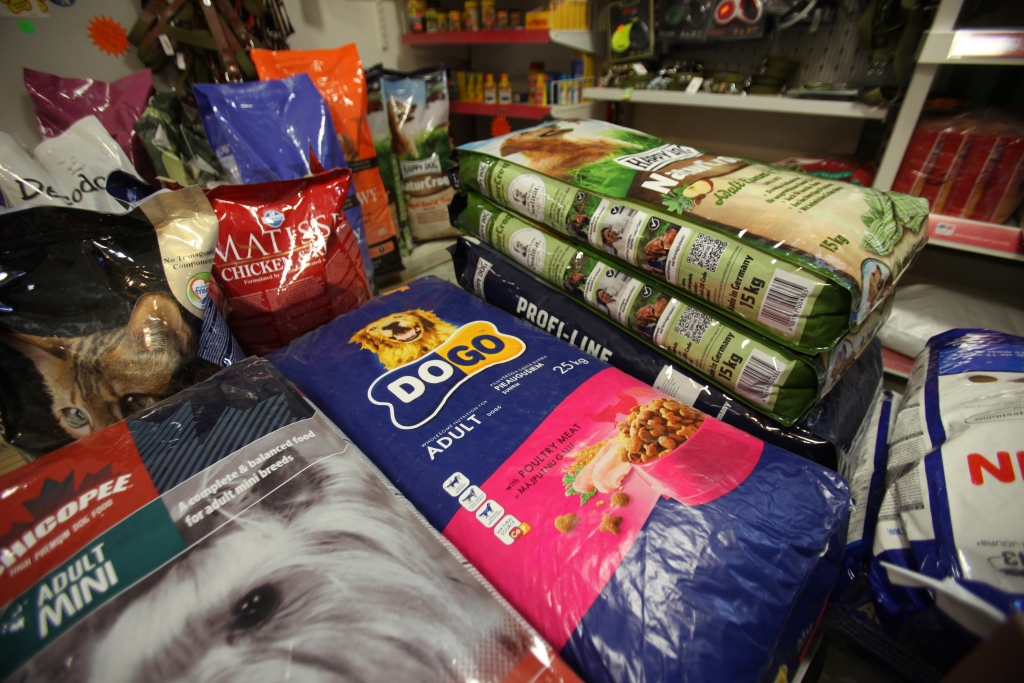 Ko vainot, ja saslimst suns? Barību vai barotāju! Veterinārārste Ilze Mezīte uzskata – lai suns būtu vesels, viņu jābaro ar slapju barību. Kaut, protams, ar kraukšķiem ir vienkāršāk. 
Autors: Gatis Bogdanovs