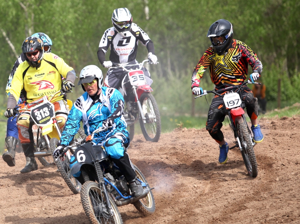 “Dimantu kausa” izcīņā populāras kļūst arī cīņas “Zelta mopēda” klasē. Arī šajā klasē startēja mūsu novada pārstāvji, attēlā  - Jānis Ozoliņš (nr.197). 	
Autors: Gatis Bogdanovs