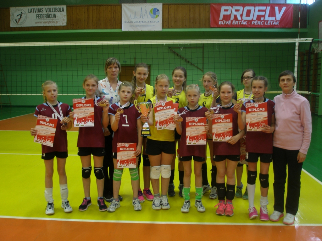 U12 grupas volejbolistes pagājušajās brīvdienās aizvadīja spraigas cīņas, Latvijas Jaunatnes volejbola čempionāta finālā izcīnot 3.vietu. Par to prieks arī abām meiteņu trenerēm Sandrai Vaivodei un Ārijai Samsonovai. 	
Autors: no personiskā arhīva