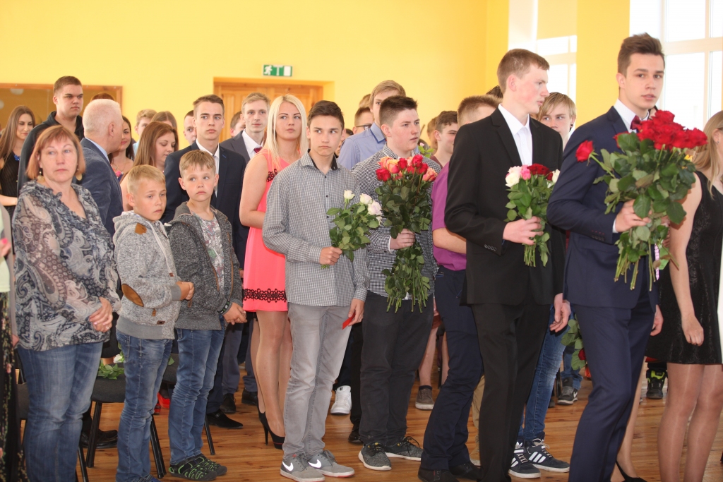 Gulbenes vidusskolas 9. un 12.klases skolēni piektdien nosvinēja pēdēja zvana dienu, bet nu jau dodas pretī  
Autors: Gatis Bogdanovs