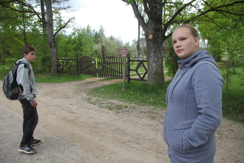 12 gadus vecais Kristers tāpat kā 17 gadus vecā Selīna katru dienu par Rankas-Druvienas ceļu viens pats mēro vairākus kilometrus. Kā viens, tā otrs dzīvo vairāku kilometru attālumā no savas izglītības iestādes. Abi baidās no brīvi skrejošu suņu uzbrukumiem Rankas pamatskolas tuvumā. Selīnai viens suns ir iekodis. Tāpat nepaveicās kādam Kristera paziņam, kad viņš gājis mājās no treniņa. 
Autors: Gatis Bogdanovs