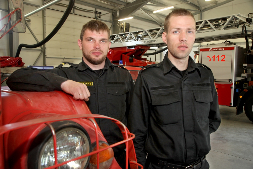 17.maijā tika atzīmēta Ugunsdzēsēju un glābēju diena un ugunsdzēsības Latvijā 151.gadadiena. Šiem svētkiem veltītā pasākumā svinīgo zvērestu nodeva divi jauni ugunsdzēsēji glābēji Jānis Kokars un Lauris Ozols, kas sākuši strādāt Valsts ugunsdzēsības un glābšanas dienesta Vidzemes reģiona brigādes Gulbenes daļā. 	
Autors: Gatis Bogdanovs